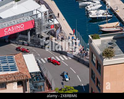 Drei Oldtimer auf der Rennstrecke mit Blick von oben auf den Grand Prix Historique von Monaco 2024 in Monte Carlo, Monaco, Südfrankreich Stockfoto