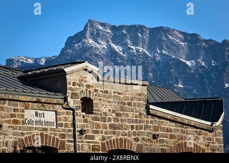 Fort Colle delle Benne: Die Fassade der Festung Habsburg und im Hintergrund der Gipfel der Cima Vezzena. Levico Terme, Trentino, Italien. Stockfoto