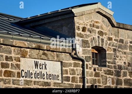 Fort Colle delle Benne: Die Fassade der Festung Habsburg mit dem Eingangsschild. Levico Terme, Trentino, Italien. Stockfoto