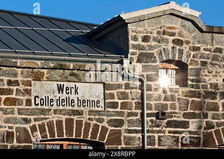 Fort Colle delle Benne: Die Fassade der Festung Habsburg mit dem Eingangsschild. Levico Terme, Trentino, Italien. Stockfoto