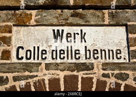 Fort Colle delle Benne: Schild an der Fassade der Festung Habsburg. Levico Terme, Trentino, Italien. Stockfoto