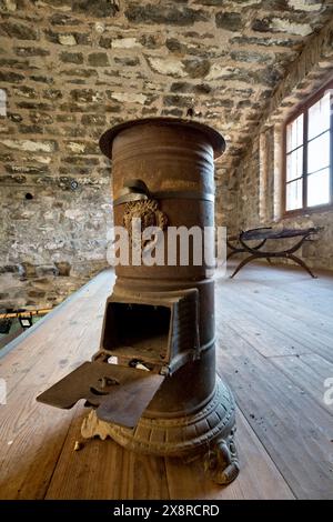 Fort Colle delle Benne: museum mit einem Holzofen aus dem Ersten Weltkrieg. Levico Terme, Trentino, Italien. Stockfoto