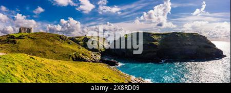 Panorama von Tintagel Island & Castle von der Landzunge Barras Nose, Tintagel, Cornwall, Großbritannien Stockfoto