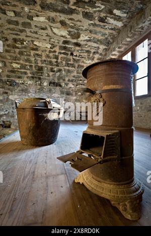 Fort Colle delle Benne: museum mit einem Holzofen aus dem Ersten Weltkrieg. Levico Terme, Trentino, Italien. Stockfoto