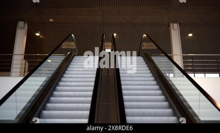 Leere, bewegliche Treppe läuft hoch und runter. Medien. Moderne Rolltreppen im Innenbereich. Stockfoto