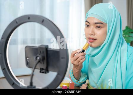 Junge schöne asiatische Frau Vloggerin oder Blogger Aufnahme Make-up Tutorial, um sie in sozialen Medien zu teilen Stockfoto