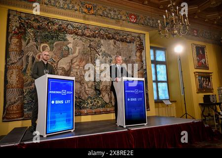 Vilnius, Litauen. Mai 2024. Gitanas Nauseda (R) nimmt an einer Pressekonferenz Teil, nachdem am 27. Mai 2024 in Vilnius, der Hauptstadt Litauens, bekannt gegeben wurde. Der amtierende Präsident Gitanas Nauseda hat die Präsidentschaftswahlen Litauens gewonnen und seine Rivalen Ingrida Simonyte in der Stichwahl am Sonntag geschlagen, wie Daten der Zentralen Wahlkommission (VRK) zeigen. Quelle: Alfredas Pliadis/Xinhua/Alamy Live News Stockfoto