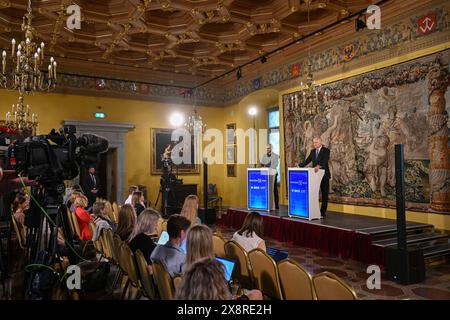 Vilnius, Litauen. Mai 2024. Gitanas Nauseda (R) nimmt an einer Pressekonferenz Teil, nachdem am 27. Mai 2024 in Vilnius, der Hauptstadt Litauens, bekannt gegeben wurde. Der amtierende Präsident Gitanas Nauseda hat die Präsidentschaftswahlen Litauens gewonnen und seine Rivalen Ingrida Simonyte in der Stichwahl am Sonntag geschlagen, wie Daten der Zentralen Wahlkommission (VRK) zeigen. Quelle: Alfredas Pliadis/Xinhua/Alamy Live News Stockfoto