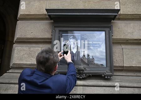 Letzter Abschied von dem bekannten tschechischen Tänzer, Schauspieler und Lehrer Vlastimil Harapes, der am 15. Mai 2024 im Alter von 77 Jahren in Prag starb. Harapes war lange Zeit Solist beim ND Ballet Ensemble und leitete es später als künstlerischer Leiter. 2016 wurde er in die National Theatre Hall of Fame aufgenommen. Während seiner mehr als 20 Jahre als Tänzer spielte er in männlichen Hauptrollen in praktisch allen Produktionen des Repertoires der ND. Er trat als Gast auf ausländischen Bühnen auf, unter anderem in Deutschland, Frankreich, Belgien und den Niederlanden. 2012 erhielt Harapes den Thalia Prize for Stockfoto