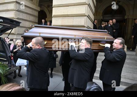 Letzter Abschied von dem bekannten tschechischen Tänzer, Schauspieler und Lehrer Vlastimil Harapes, der am 15. Mai 2024 im Alter von 77 Jahren in Prag starb. Harapes war lange Zeit Solist beim ND Ballet Ensemble und leitete es später als künstlerischer Leiter. 2016 wurde er in die National Theatre Hall of Fame aufgenommen. Während seiner mehr als 20 Jahre als Tänzer spielte er in männlichen Hauptrollen in praktisch allen Produktionen des Repertoires der ND. Er trat als Gast auf ausländischen Bühnen auf, unter anderem in Deutschland, Frankreich, Belgien und den Niederlanden. 2012 erhielt Harapes den Thalia Prize for Stockfoto
