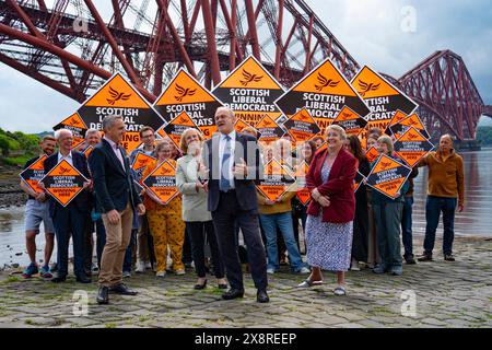 North Queensferry, Schottland, Großbritannien. Mai 2024. Der Vorsitzende der Liberal Democrats, Sir Ed Davey, schließt sich dem schottischen Parteivorsitzenden Alex Cole-Hamilton an, um die Kampagne der Scottish Liberal Democrats Party in North Queensferry zu starten. Iain Masterton/Alamy Live News Stockfoto