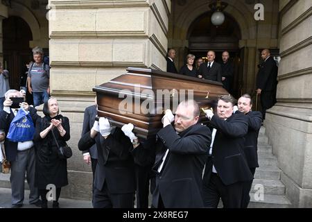 Letzter Abschied von dem bekannten tschechischen Tänzer, Schauspieler und Lehrer Vlastimil Harapes, der am 15. Mai 2024 im Alter von 77 Jahren in Prag starb. Harapes war lange Zeit Solist beim ND Ballet Ensemble und leitete es später als künstlerischer Leiter. 2016 wurde er in die National Theatre Hall of Fame aufgenommen. Während seiner mehr als 20 Jahre als Tänzer spielte er in männlichen Hauptrollen in praktisch allen Produktionen des Repertoires der ND. Er trat als Gast auf ausländischen Bühnen auf, unter anderem in Deutschland, Frankreich, Belgien und den Niederlanden. 2012 erhielt Harapes den Thalia Prize for Stockfoto