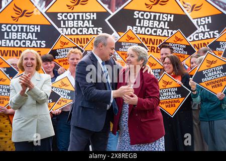 North Queensferry, Schottland, Großbritannien. Mai 2024. Der Vorsitzende der Liberal Democrats, Sir Ed Davey, schließt sich dem schottischen Parteivorsitzenden Alex Cole-Hamilton an, um die Kampagne der Scottish Liberal Democrats Party in North Queensferry zu starten. Iain Masterton/Alamy Live News Stockfoto