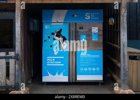 Milk Station auf der Sky Park Farm, einer Hirschfarm mit Abenteuerspielplatz, Farmgeschäft und Café in West Harting, West Sussex, Großbritannien Stockfoto