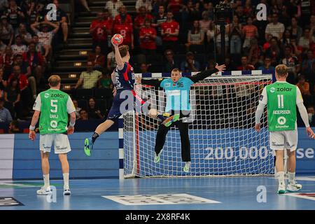 27. Mai 2024, Hamburg, Hamburg, Deutschland: Lukas Jorgensen - SG Flensburg Handewitt 25, Dejan Milosavljev - Fuechse Berlin 96 in Aktion Angriff auf das Tor während des EHF Finals Männer 2024 Handball in Hamburg (Credit Image: © Mathias Schulz/ZUMA Press Wire) NUR REDAKTIONELLE VERWENDUNG! Nicht für kommerzielle ZWECKE! Stockfoto