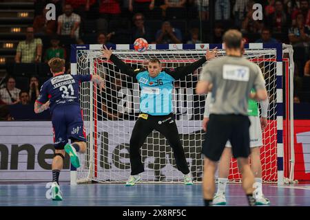 27. Mai 2024, Hamburg, Hamburg, Deutschland: Emil Manfeldt Jakobsen - SG Flensburg Handewitt 31, Dejan Milosavljev - Fuechse Berlin 96 in Aktion Angriff auf das Tor während des EHF Finals Männer 2024 Handball in Hamburg (Credit Image: © Mathias Schulz/ZUMA Press Wire) NUR REDAKTIONELLE VERWENDUNG! Nicht für kommerzielle ZWECKE! Stockfoto