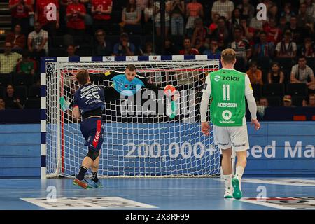 27. Mai 2024, Hamburg, Hamburg, Deutschland: Lukas Jorgensen - SG Flensburg Handewitt 25, Dejan Milosavljev - Fuechse Berlin 96 in Aktion Angriff auf das Tor während des EHF Finals Männer 2024 Handball in Hamburg (Credit Image: © Mathias Schulz/ZUMA Press Wire) NUR REDAKTIONELLE VERWENDUNG! Nicht für kommerzielle ZWECKE! Stockfoto