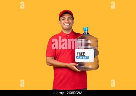 Der Liefermann hält eine große Flasche Wasser Stockfoto