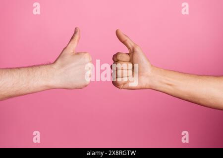 Foto von zwei Personen zeigen sich wie ein Symbol isolierter pastellfarbener Hintergrund Stockfoto