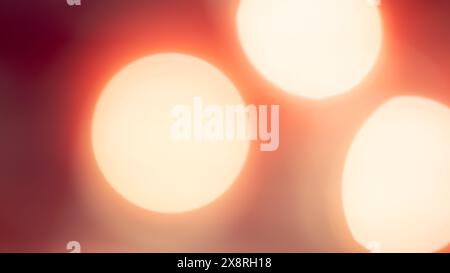 Goldene und rote Bokeh-Lichter schaffen einen weichen, traumhaften Hintergrund, perfekt für eine warme, festliche Atmosphäre Stockfoto