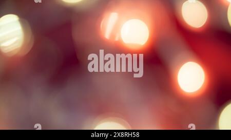 Goldene und rote Bokeh-Lichter schaffen einen weichen, traumhaften Hintergrund, perfekt für eine warme, festliche Atmosphäre Stockfoto