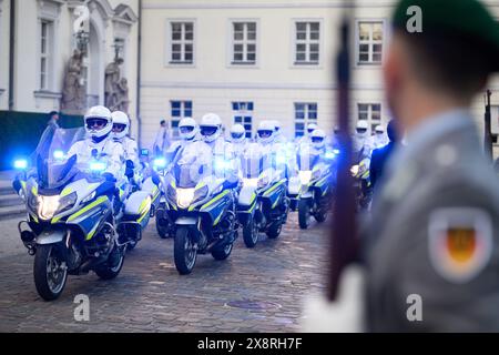 Berlin, Deutschland. Mai 2024. Das Berliner Polizeimotorradgeschwader fährt als Ehreneskorte für den Staatsbesuch des französischen Präsidenten bis zum Schloss Bellevue. Bei Staatsbesuchen erhalten Staatsoberhäupter 15 Motorräder, die keilförmig vor und neben der Limousine des Gastes fahren. Quelle: Bernd von Jutrczenka/dpa/Alamy Live News Stockfoto