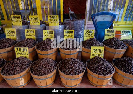 Gyumri, Armenien - 25. Mai 2024: Ein Verkaufsstand mit Kaffee auf dem Markt in Gyumri, Armenien. Stockfoto