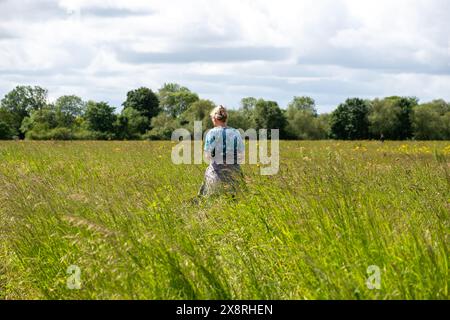 Eton Wick, Windsor, Großbritannien. Mai 2024. Es war ein schöner sonniger Tag in Eton Wick, Windsor, Berkshire, als Spaziergänger unterwegs waren und die ländliche Landschaft genossen. Quelle: Maureen McLean/Alamy Live News Stockfoto