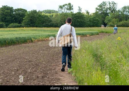 Eton Wick, Windsor, Großbritannien. Mai 2024. Es war ein schöner sonniger Tag in Eton Wick, Windsor, Berkshire, als Spaziergänger unterwegs waren und die ländliche Landschaft genossen. Quelle: Maureen McLean/Alamy Live News Stockfoto