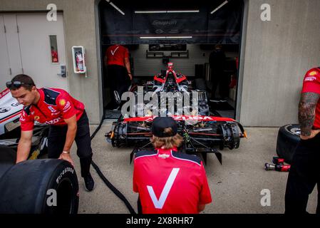 Indianapolis, Usa. Mai 2024. Crew-Mitglieder von will Power Preparate vor dem 2024 Indy 500 auf dem Indianapolis Motor Speedway. (Foto: Jeremy Hogan/SOPA Images/SIPA USA) Credit: SIPA USA/Alamy Live News Stockfoto