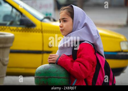 Shiraz, Iran, 31. Dezember 2022: Ein junges iranisches (persisches) Schulmädchen. Das Kopftuch ist in diesem Alter in der Schuluniform enthalten Stockfoto