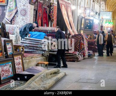 Shiraz, Iran - 31. Dezember 2022: Unbekannter Iran. Orientalischer Basar in der antiken Galerie. Aber achten Sie auf die Nachbildung von Gioconda neben dem berühmten Persi Stockfoto