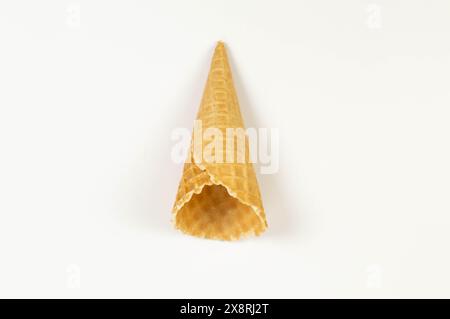 Blick von oben auf Eiswaffelkegel auf weißem Hintergrund. Sommertapete, flach, Kopierraum. Stockfoto