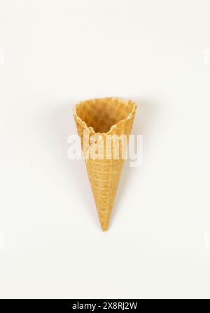 Blick von oben auf Eiswaffelkegel auf weißem Hintergrund. Sommertapete, flach, Kopierraum. Stockfoto