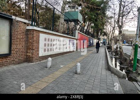 Teheran, Iran, 14. Januar 2023: Revolver in Form einer amerikanischen Sternenfahne mit einem gebogenen Fass (es wird nicht funktionieren, um zu töten). Demonstration pro Stockfoto