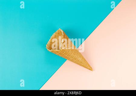 Blick von oben auf Eiswaffelkegel auf farbenfrohem Hintergrund. Sommertapete, flach, Kopierraum. Stockfoto