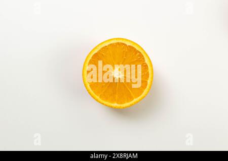Draufsicht von geschnittenem Orange auf weißem Hintergrund. Tapete mit tropischen Früchten, Kopierraum, flache Ladefläche. Stockfoto