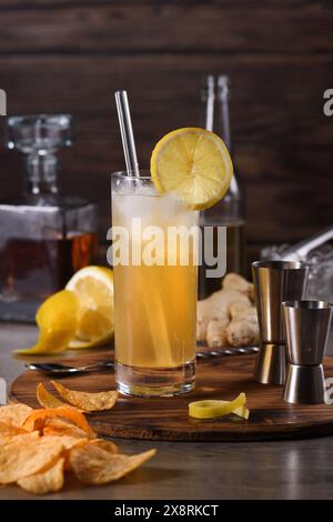 Whiskey-Cocktail mit Ingwerbier, garniert mit Zitrone Stockfoto