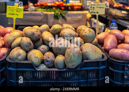 Kartoffelhaufen in einem Obst- und Gemüseladen in Bolhao Markt, Street Food Markt in Porto oder Porto, Portugal Stockfoto