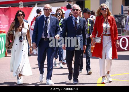 Monte Carlo, Monaco. Mai 2024. Greg Maffei, CEO von Liberty Media, und Stefano Domenicali, CEO, am 26. Mai 2024 auf dem Circuit de Monaco in Monte-Carlo, Monaco, steht die Formel 1-Gruppe vor dem Formel-1-Grand-Prix von Monaco. (Kreditbild: © Beata Zawrzel/ZUMA Press Wire) NUR REDAKTIONELLE VERWENDUNG! Nicht für kommerzielle ZWECKE! Stockfoto