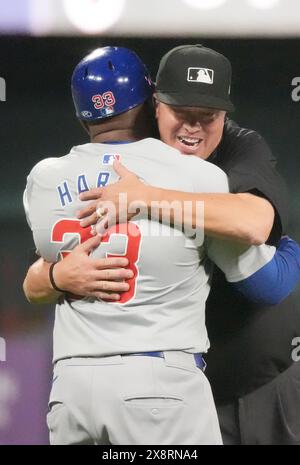 St. Louis, Usa. Mai 2024. Cory Blaser begrüßt den dritten Base-Trainer Willie Harris der Chicago Cubs, als das Spiel gegen die St. Louis Cardinals am Sonntag, den 26. Mai 2024, im Busch Stadium in St. Louis beginnt. Foto: Bill Greenblatt/UPI Credit: UPI/Alamy Live News Stockfoto