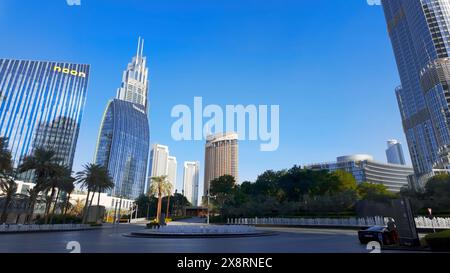 VAE - Dubai, 11. November 2023: Leere Straße der Stadt an einem sonnigen Tag. Aktion. Steindschungel, wunderschöne Architektur. Stockfoto