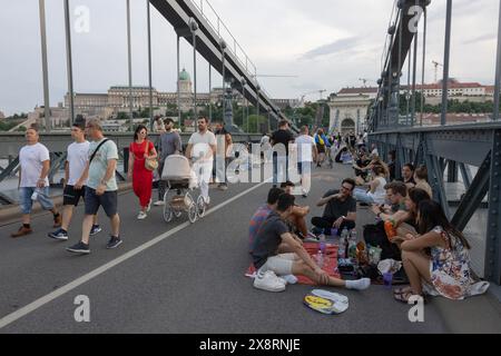 Budapest. Mai 2024. Am 26. Mai 2024 nehmen die Menschen am Picknickevent Kettenbrücke Teil, um den 175. Jahrestag der Brücke in Budapest, Ungarn, zu feiern. Quelle: Attila Volgyi/Xinhua/Alamy Live News Stockfoto