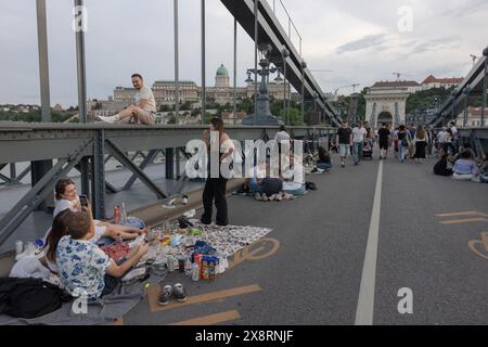 Budapest. Mai 2024. Am 26. Mai 2024 nehmen die Menschen am Picknickevent Kettenbrücke Teil, um den 175. Jahrestag der Brücke in Budapest, Ungarn, zu feiern. Quelle: Attila Volgyi/Xinhua/Alamy Live News Stockfoto