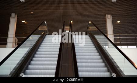 Leere, bewegliche Treppe läuft hoch und runter. Medien. Moderne Rolltreppen im Innenbereich. Stockfoto