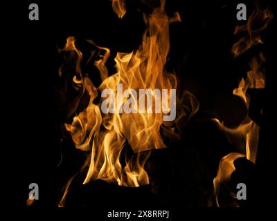 Brennendes Holz im Kamin Stockfoto