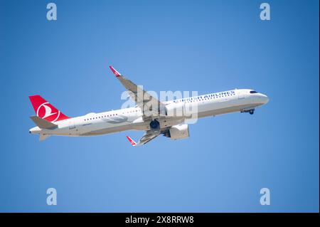 13.05.2024, Berlin, Deutschland, Europa - Ein Passagierjet der Turkish Airlines Airbus A321-271 Neo mit der Registrierung TC-LPA startet vom Flughafen Berlin. Stockfoto