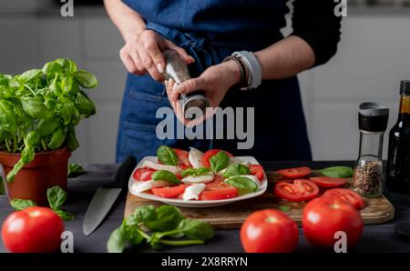 Woman Seasons Caprese Salat Aus Tomaten Und Mozzarella Käse Stockfoto