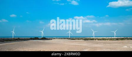 Sir Bani Yas, VAE - 5. Januar 2024: Windturbinen stehen vor einem klaren blauen Himmel und zeigen Initiativen für erneuerbare Energien auf der Insel. Stockfoto