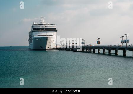 Sir Bani Yas, VAE - 5. Januar 2024: Ein luxuriöses Kreuzfahrtschiff legt am Hafen der Insel an und lädt Weltenbummler zu einer Welt opulenter Seereisen ein. Stockfoto